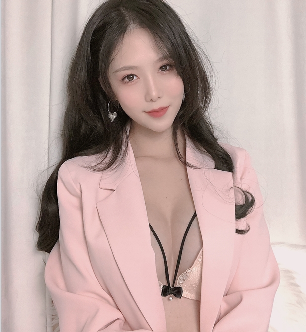 抖音网红《利世》NO.55粉色西装系列