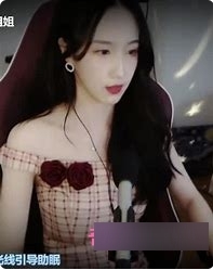 身材一级棒的御姐《繁华银语》黑丝空姐服绑带黑丝惊艳登场