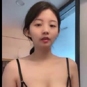 美女化身女王,粉丝带项圈鞭子抽打唱征服