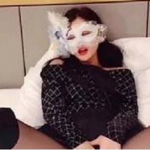 Twitter人气爆棚美女(vivian姐),令人心动的黑丝长靴大长腿【1V,371m】