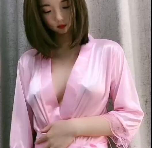 快手网红（童啵啵）高价定制舞蹈，粉色睡袍下若隐若现的白嫩肌肤