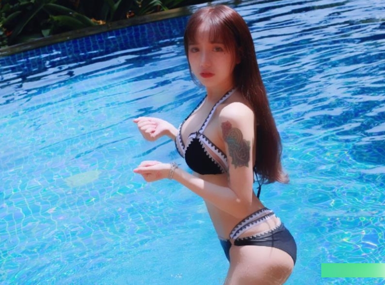 斗鱼精神小妹（lolita大哥）泳装写真照，出水芙蓉般的窈窕身材【1.2G】