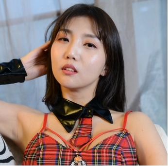 精选反差御姐小青透视女仆装黑丝私拍