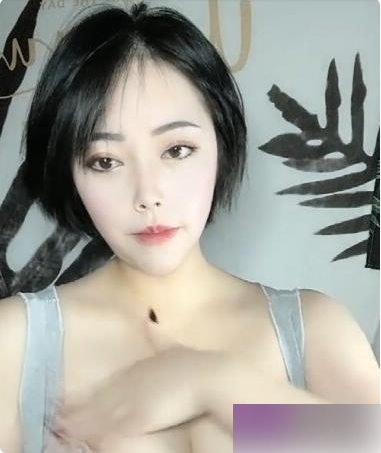 精选女主播的直播作品,包含了两部视频,其中一部是她展示了自己的e杯胸前软肉,另一部是她制作了奶盖。