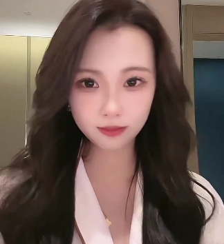 疯狂抖音新篇：大哥玩崩溃了，美女真容，121V+2.2G