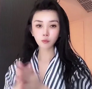 疯狂抖音新篇：大哥玩崩溃了，美女真容，121V+2.2G