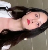 美女穿吊带紧身牛仔裤的长腿视频