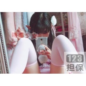 微博红人小女神露脸宅男喜爱的商品标题可能为：微博红人小女神啪喵少女露脸宅男喜爱款式多样的服装系列