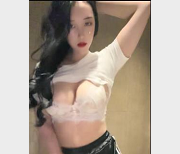 《球膜早川奈子：收费房KTV自拍1V-490M，颜值身材在贤娆热度爆表！》