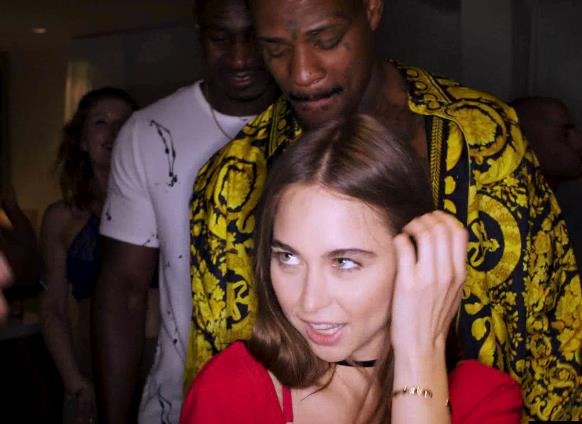 柠檬水-小美女大战6黑佬[1V-2.1G]