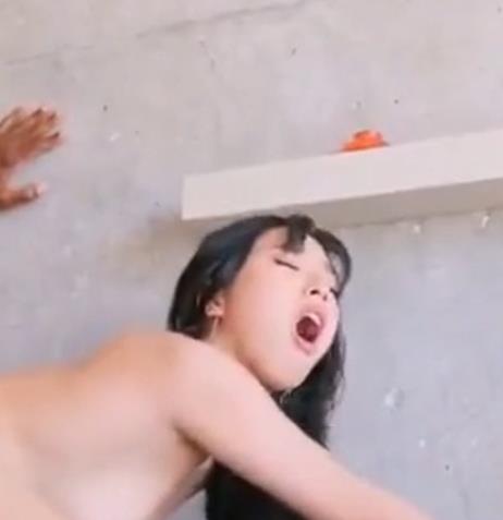 高跟白丝美女被老黑教育满意用口欧美资源