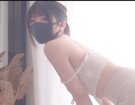 《火爆全网：玩偶姐姐假日瑜伽30分钟视频男模用嘴道具大佬挂水滴》