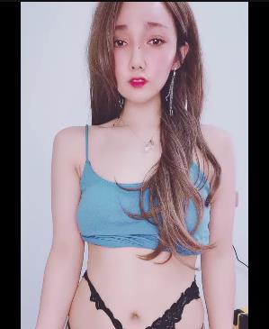 高颜值S妇精选自拍视频，爆火御姐风，互动给力