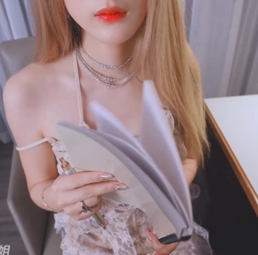 FortuneCuttie反差女神40.5g合集，视频数量众多，新增老公好兄弟4