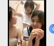 5P表演直播，小姐姐道具现场用嘴互动女女表演，1V-2.5G下载观看