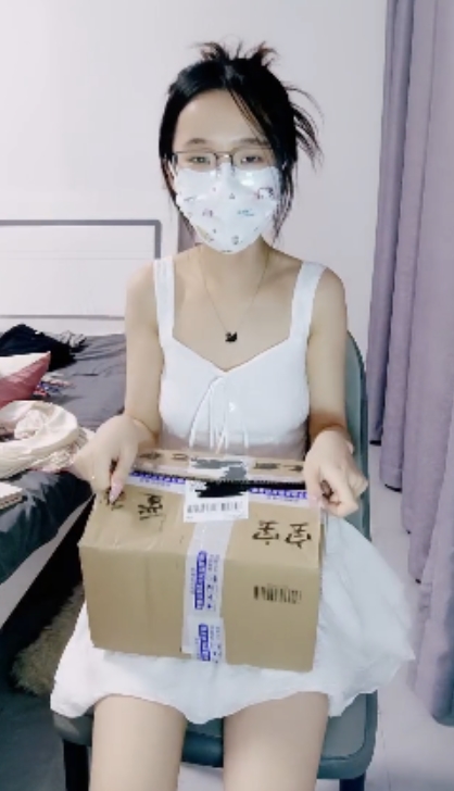 嫩星星首秀：洗澡扒某处视频大放异彩