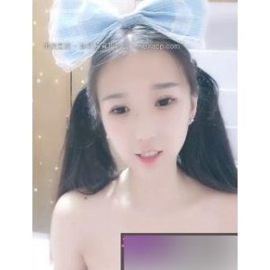 校花级别美少女的直播间，展示了她迷人的魅力