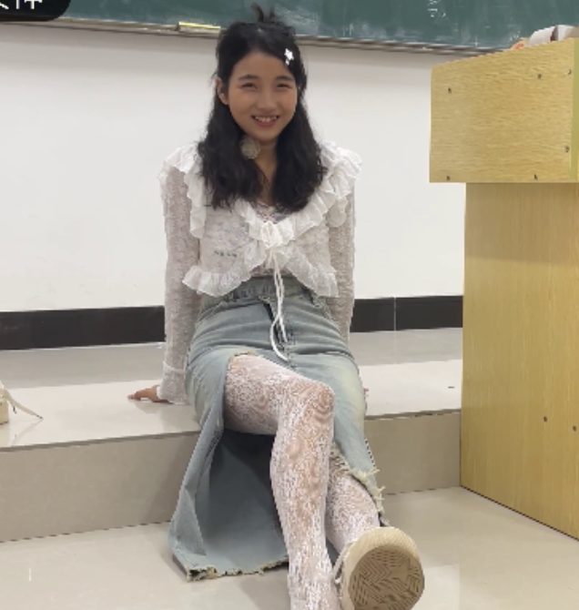 初夏女神点点牛仔裙白丝网袜美腿120P1V1.65G百度云资源下载