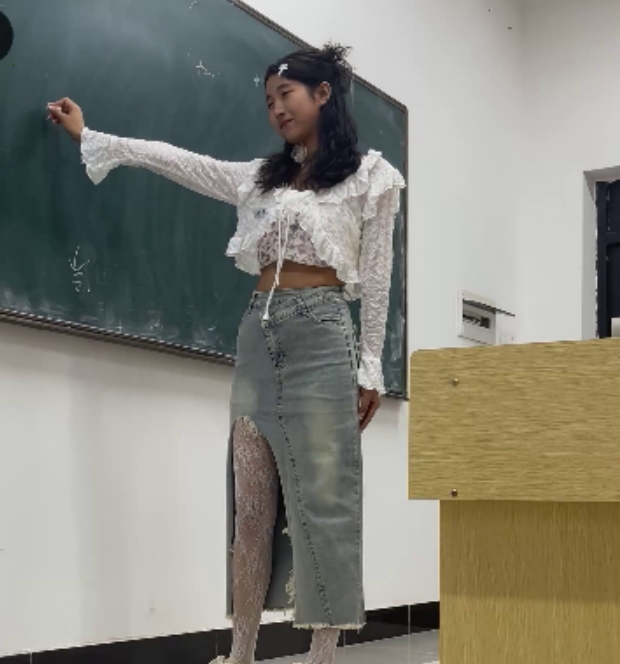 初夏女神点点牛仔裙白丝网袜美腿120P1V1.65G百度云资源下载