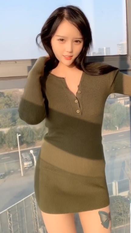 网红舞者穿云音：车头灯下的快手深V舞姬