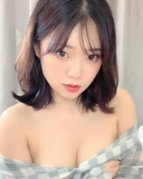 tv平台上的表现备受好评，让人期待她未来更多精彩的直播内容。快来观赏初樱的视频合集，感受她独特的魅力吧！