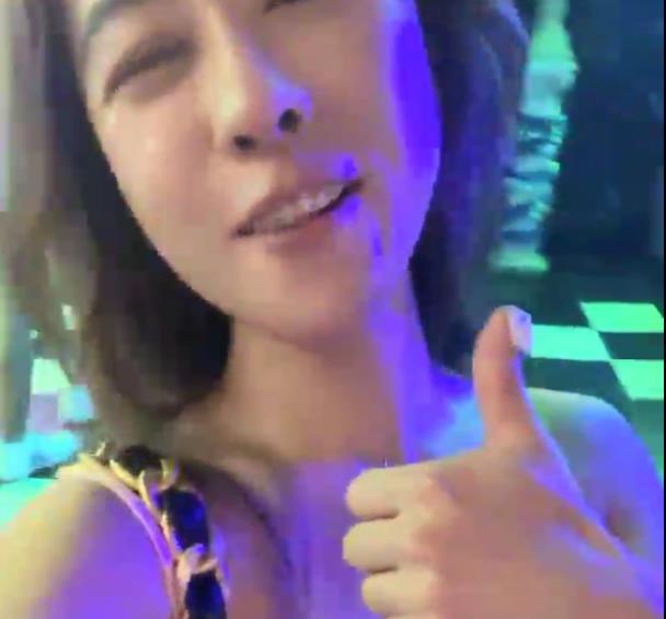 桃桃：夜店牛郎密码房直播，翘臀健身达人抖音大火