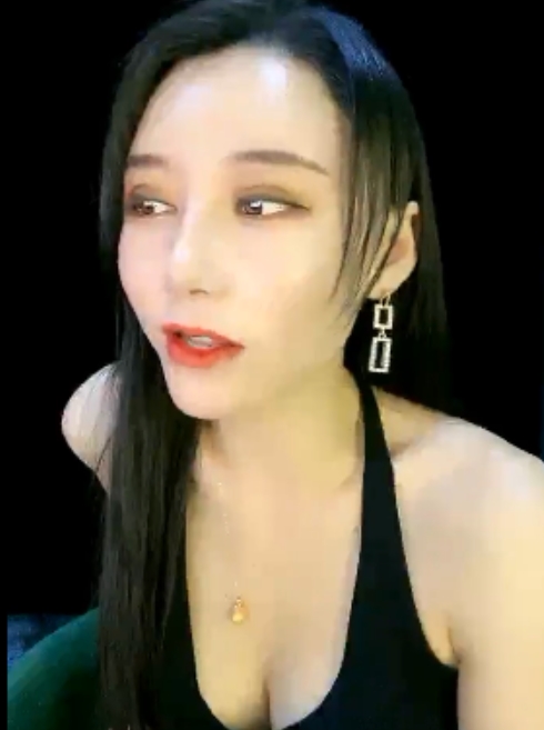 180.4g美食秀：小阿水&艾薇儿直播大放异彩