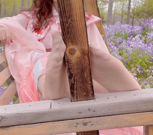 香甜小零食网红地瓜小盆友大合集，6部白色裙裙帆布鞋树林视频尺度惹人期待