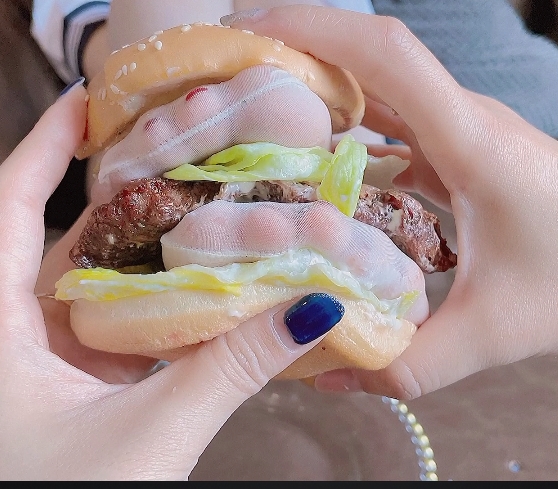 香甜小零食网红地瓜小盆友大合集，6部白色裙裙帆布鞋树林视频尺度惹人期待