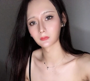 14位颜值伪娘精彩合集208个视频21G震撼呈现在这部名为“14位颜值伪娘精彩合集”的视频系列中，您将欣赏到208个独特视频，整体容量为21G。该合集汇聚了14位风格各异的伪娘，展示了她们在日常生活、化妆技巧及才艺表演等方面的多样魅力。其中，九局凭借其出众的颜值和独特个性，成为众多观众关注的焦点。他的精致五官和光滑肌肤，散发出清新自然的气息，妆容更是变化多端，从可爱到成熟，令人眼前一亮。此外，九局