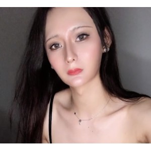 14位颜值伪娘精彩合集208个视频21G震撼呈现在这部名为“14位颜值伪娘精彩合集”的视频系列中，您将欣赏到208个独特视频，整体容量为21G。该合集汇聚了14位风格各异的伪娘，展示了她们在日常生活、化妆技巧及才艺表演等方面的多样魅力。其中，九局凭借其出众的颜值和独特个性，成为众多观众关注的焦点。他的精致五官和光滑肌肤，散发出清新自然的气息，妆容更是变化多端，从可爱到成熟，令人眼前一亮。此外，九局