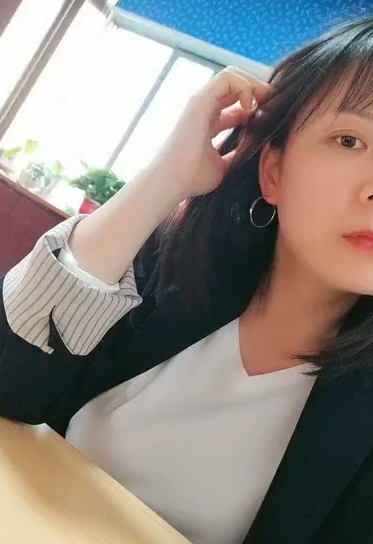 H罩杯迅雷实习生小秀合集1V421MB，无圣光上班闪现