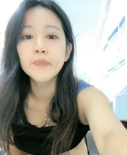 绿播小小溪办公桌沉浸秀2.12G双倍感官冲击